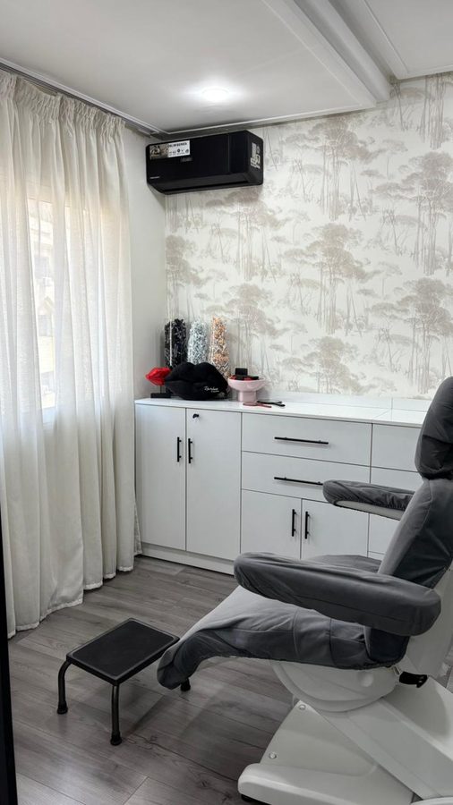 Bureau de consultation du Dr Yousra El Khadri, médecin esthétique à Casablanca, espace lumineux et professionnel