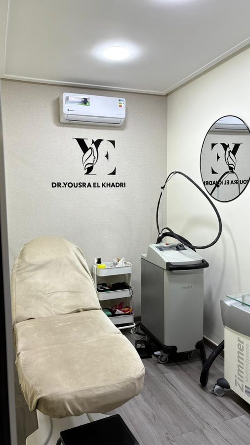 Salle de soins laser médical équipée Zimmer au cabinet Dr Yousra El Khadri, traitement laser à Casablanca