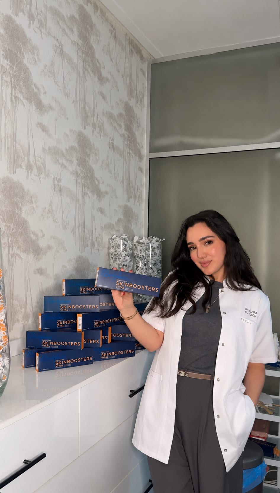 Dr Yousra El Khadri à son cabinet de Casablanca présentant des Skinboosters Vital