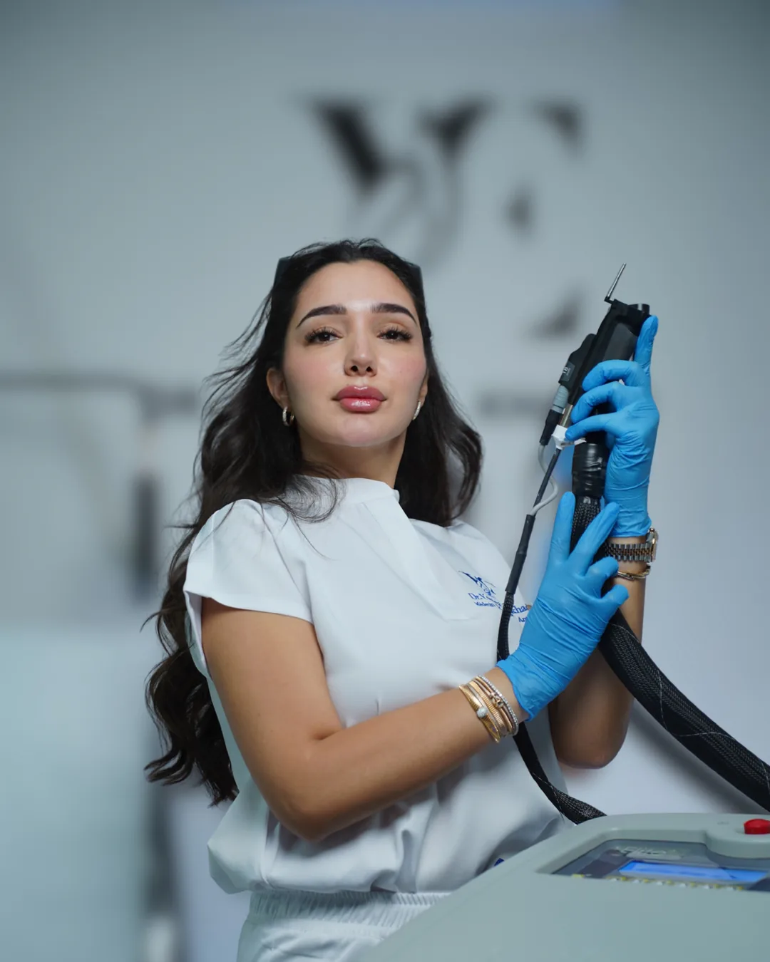 Dr Yousra El Khadri, médecin esthétique, avec la pièce à main du laser au cabinet à Casablanca